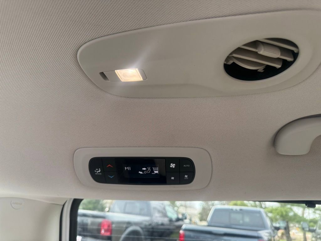 Used 2018 Chrysler Pacifica Touring-L image 37