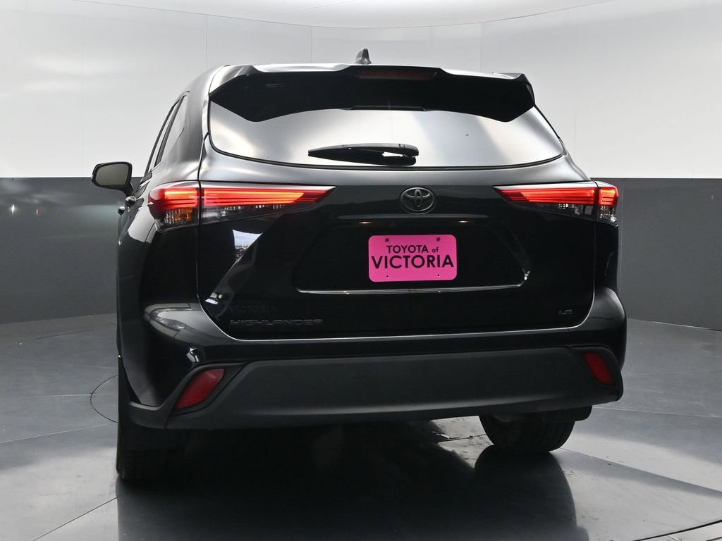 Used 2023 Toyota Highlander LE FWD image 18