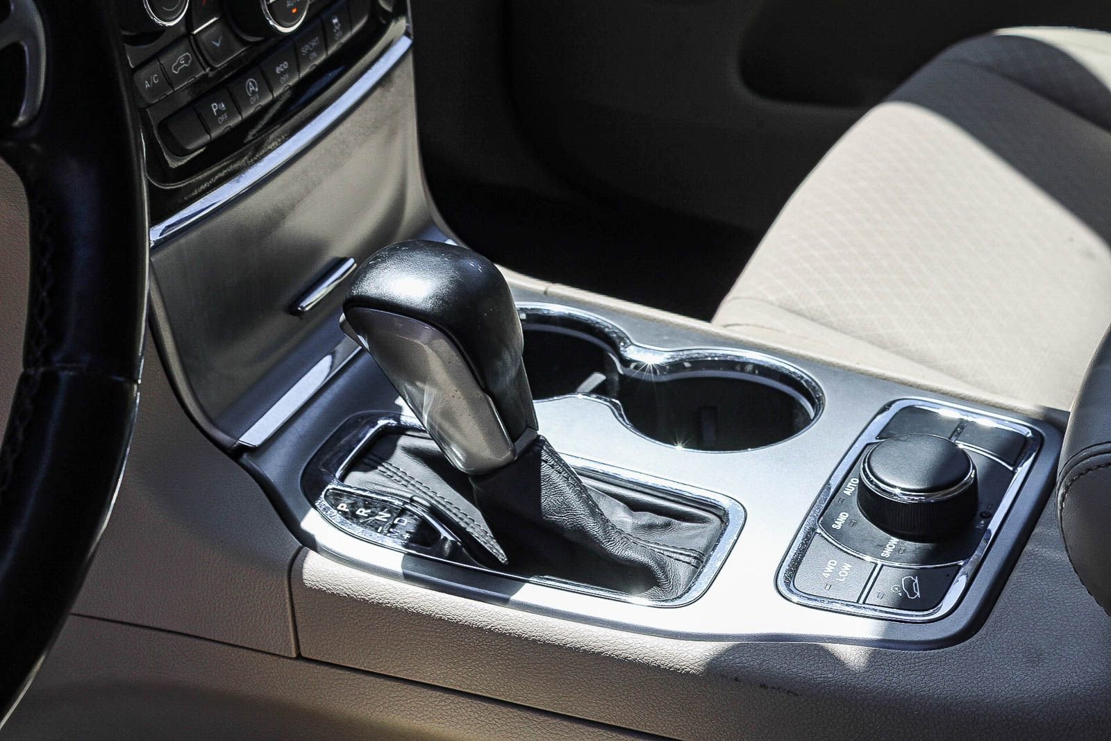 Used 2020 Jeep Grand Cherokee Laredo w/ 18" Wheel & 8.4" Radio Group image 18