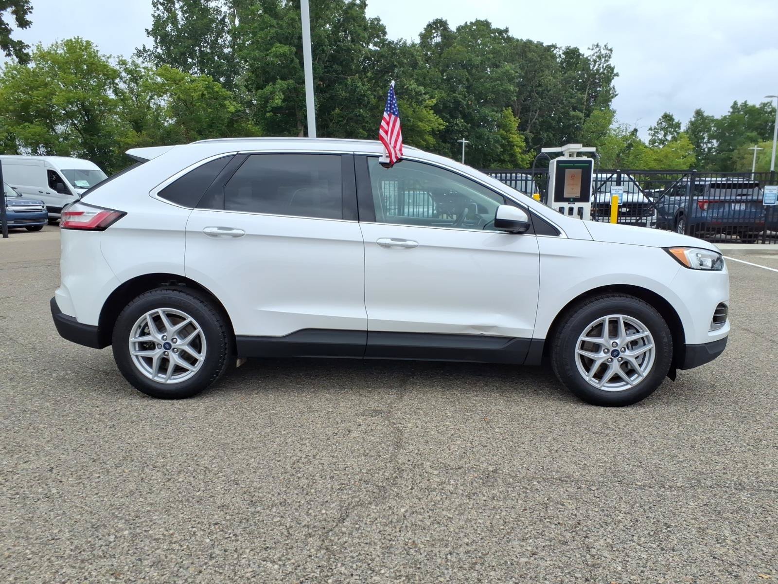 Used 2021 Ford Edge SEL w/ Convenience Package AWD/4WD image 9