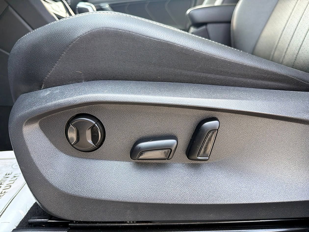 Used 2023 Volkswagen Tiguan SE w/ Panoramic Sunroof Package FWD image 13
