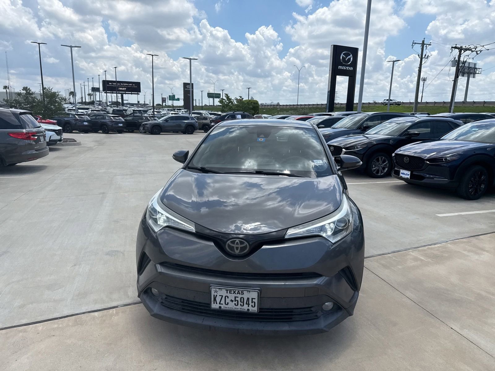 Used 2018 Toyota C-HR XLE FWD image 3