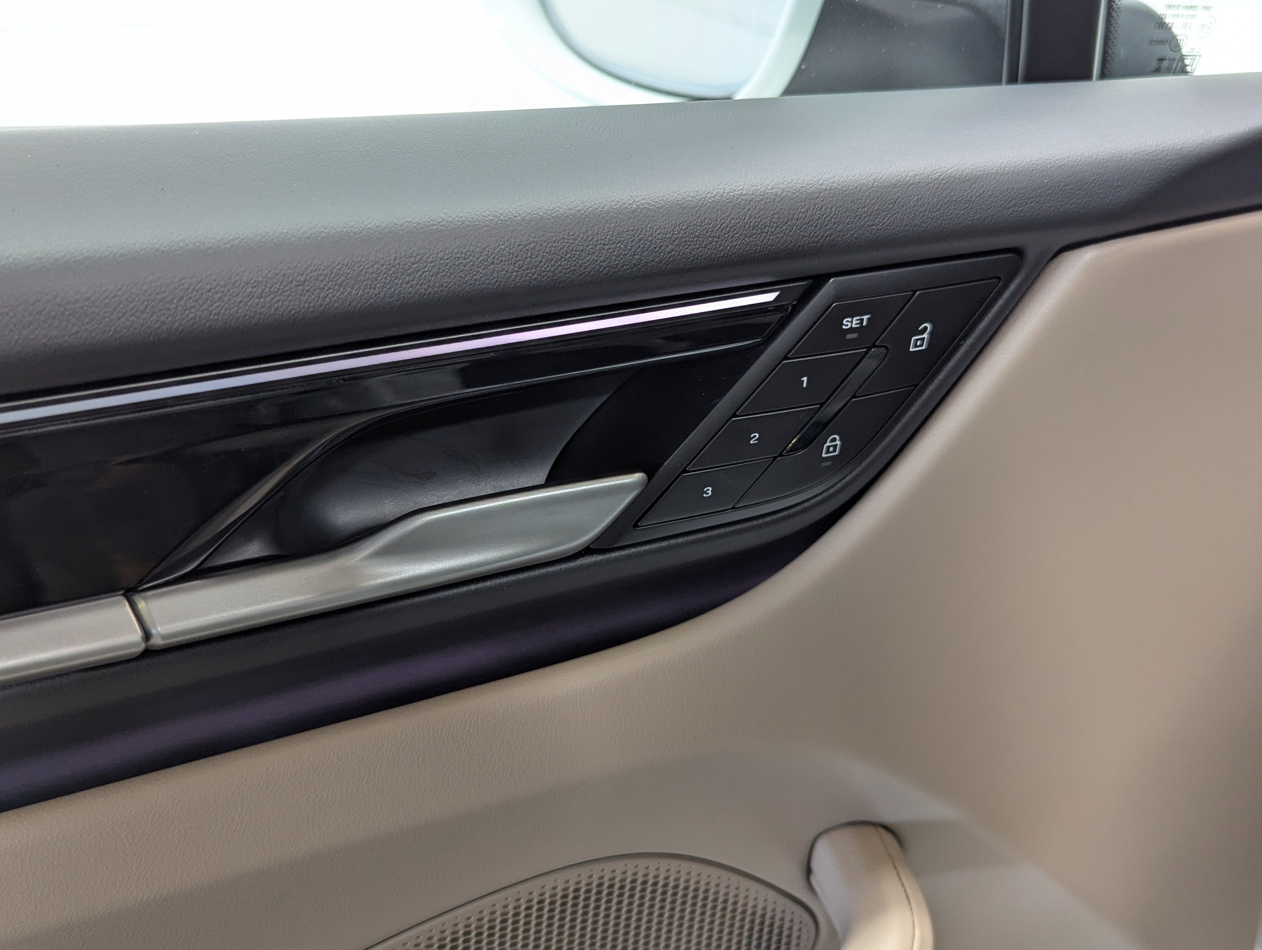 Certified 2025 Porsche Macan 4 Electric image 27