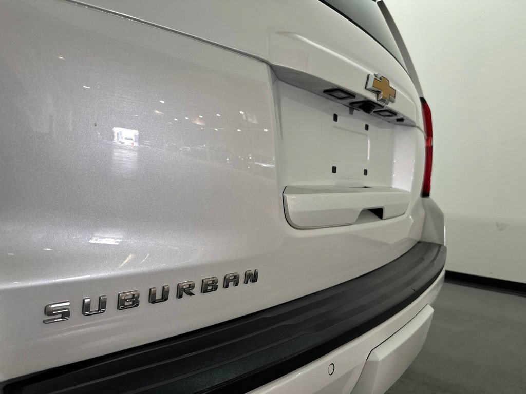 Used 2020 Chevrolet Suburban LT w/ Luxury Package RWD image 12