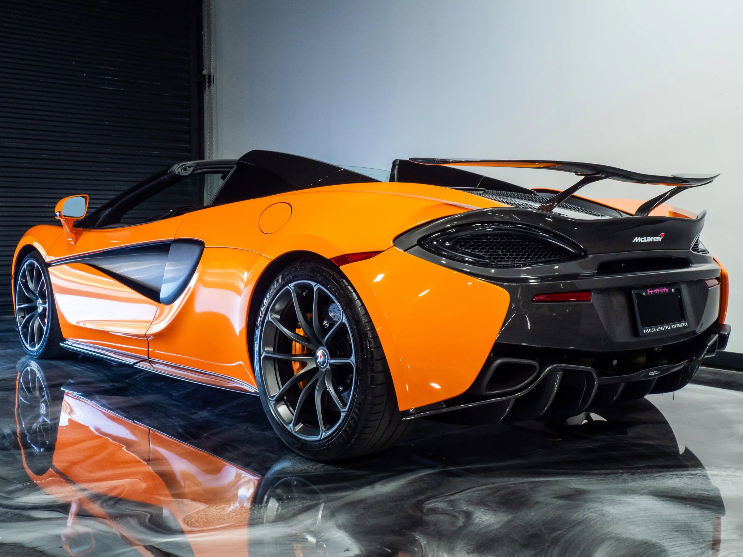 Used 2018 McLaren 570S Spider image 11