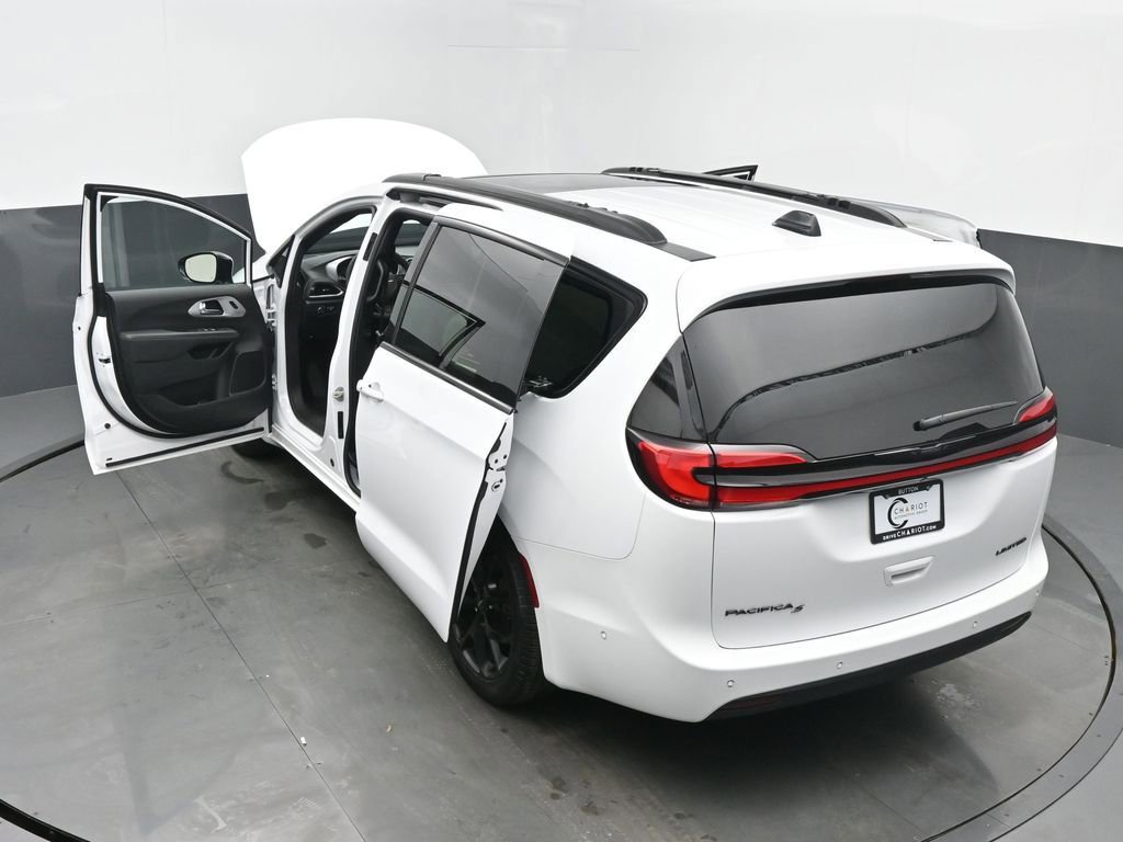 Used 2025 Chrysler Pacifica Limited image 62
