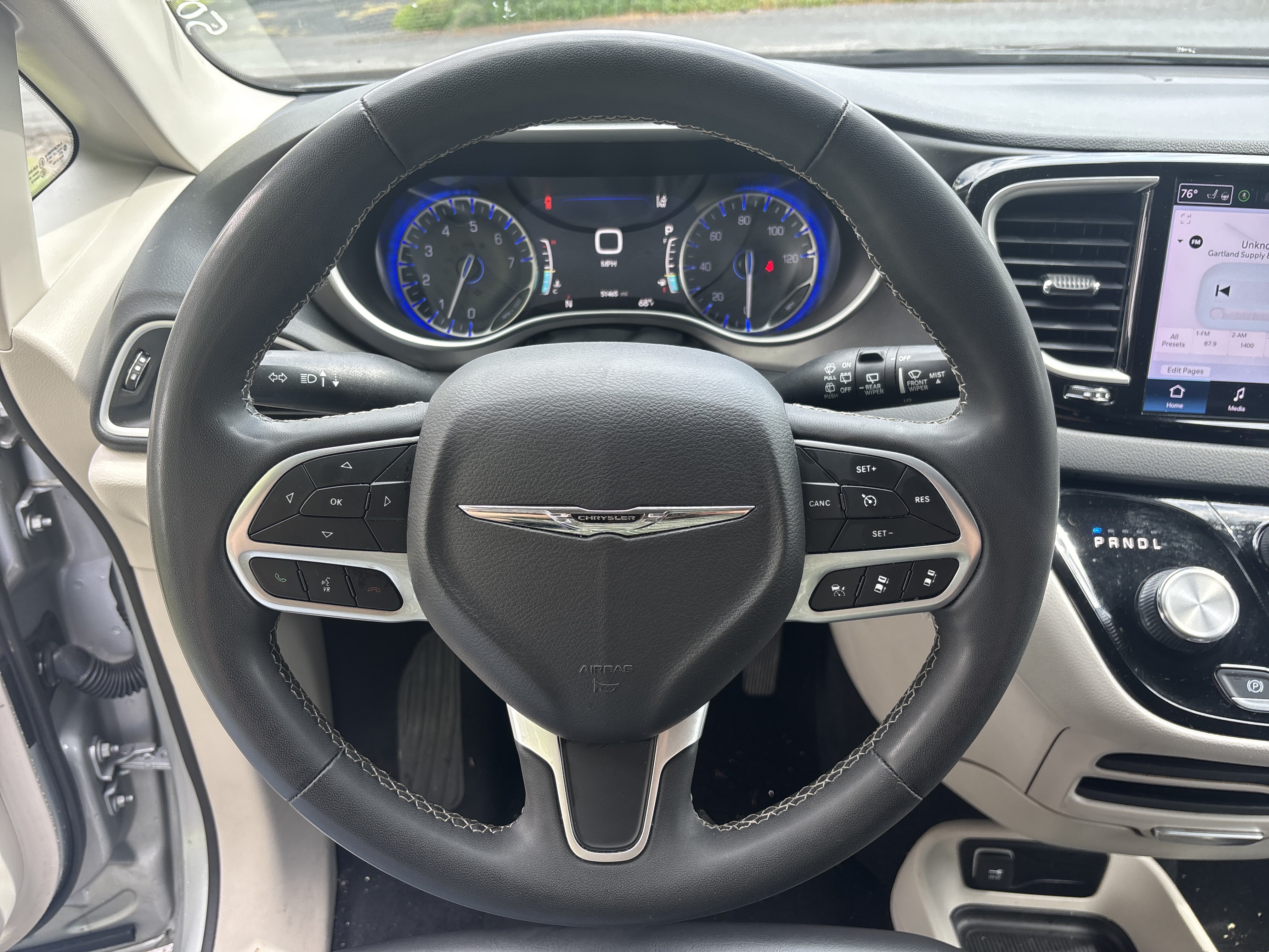 Used 2023 Chrysler Pacifica Touring-L FWD image 19