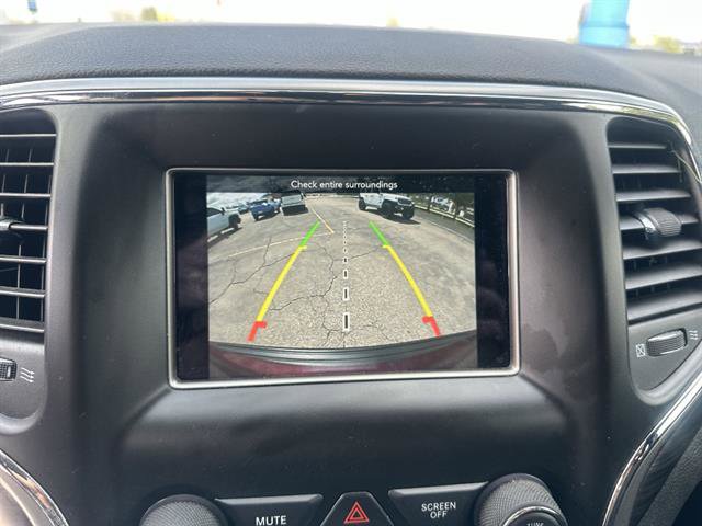 Used 2020 Jeep Grand Cherokee Laredo AWD/4WD image 44
