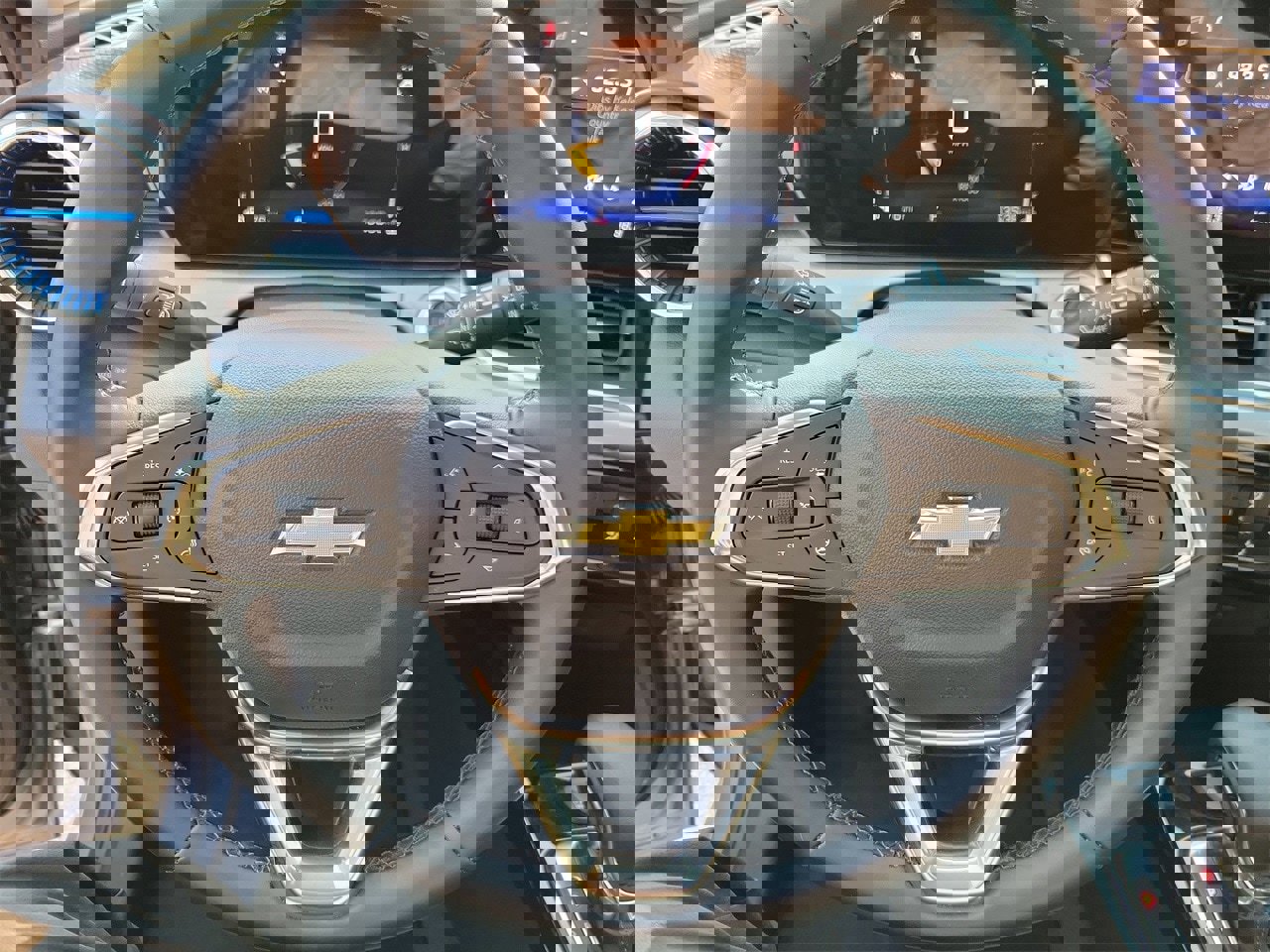 Used 2025 Chevrolet Trax LT w/ LT Convenience Package image 18