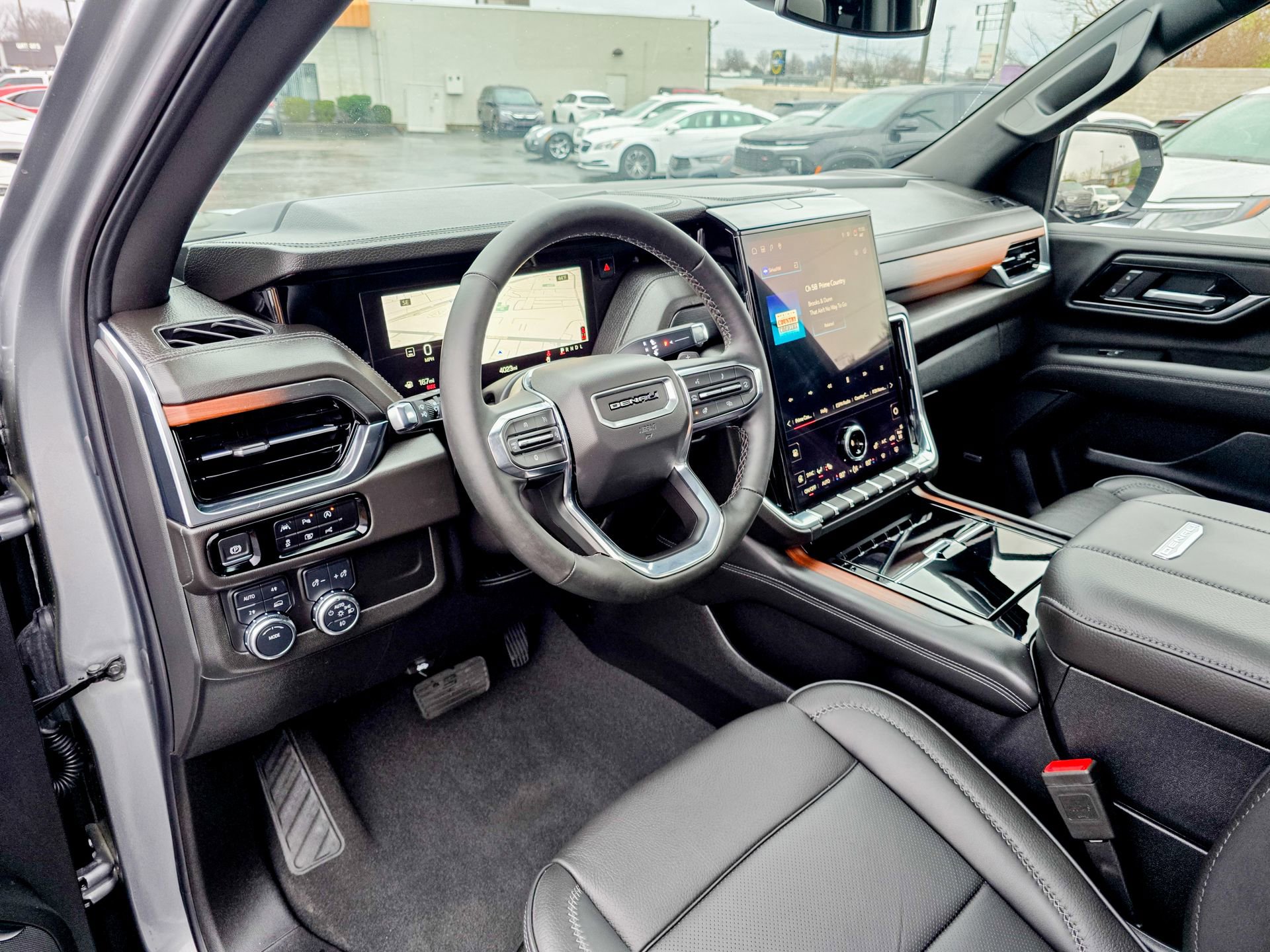 Used 2025 GMC Yukon XL Denali w/ Sun & Power Step Package image 8