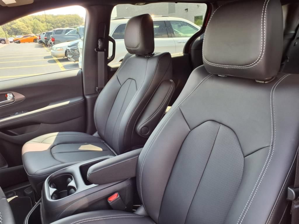 Used 2026 Chrysler Pacifica Select FWD image 16