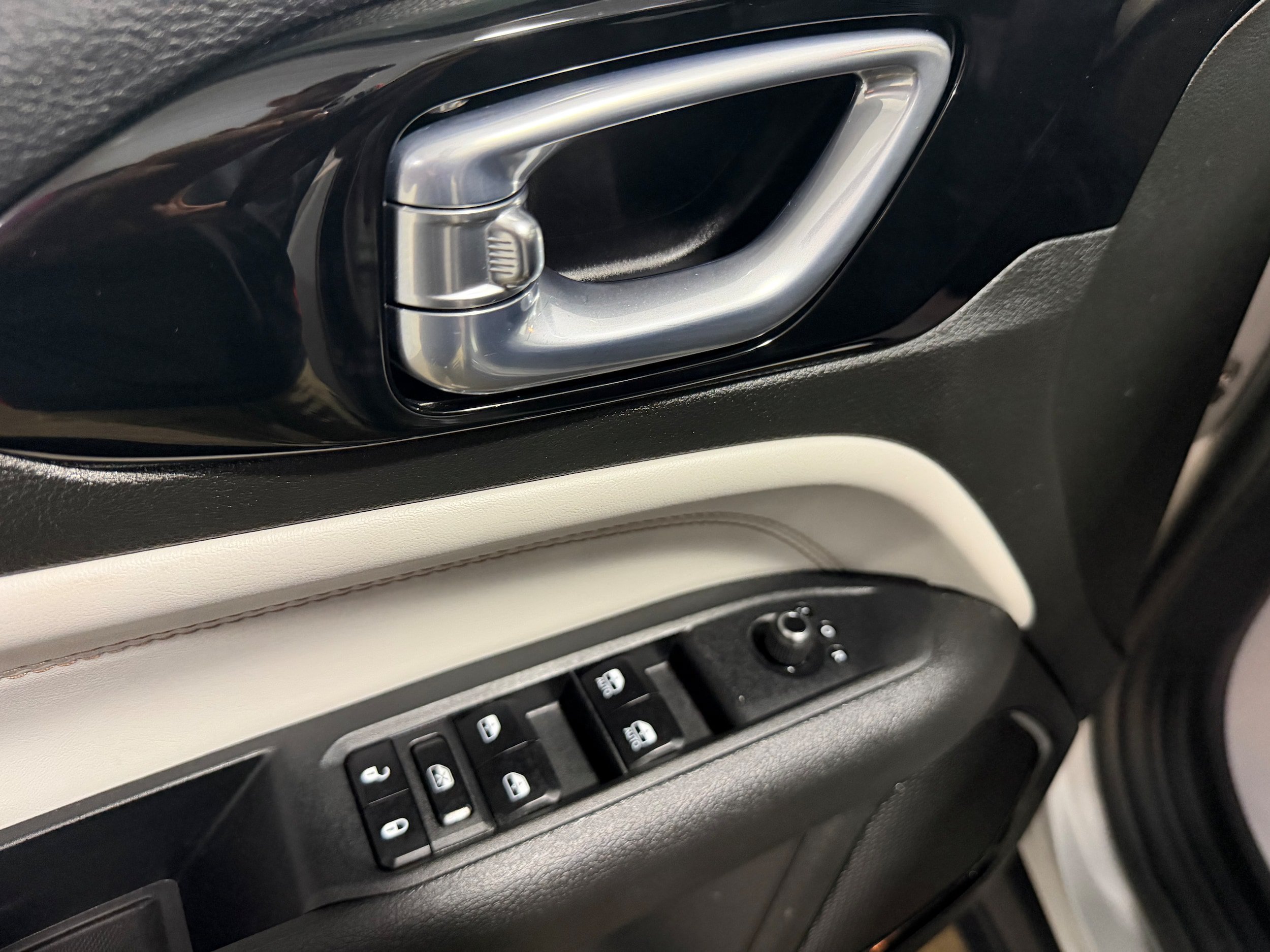Used 2025 Jeep Compass Limited AWD/4WD image 9