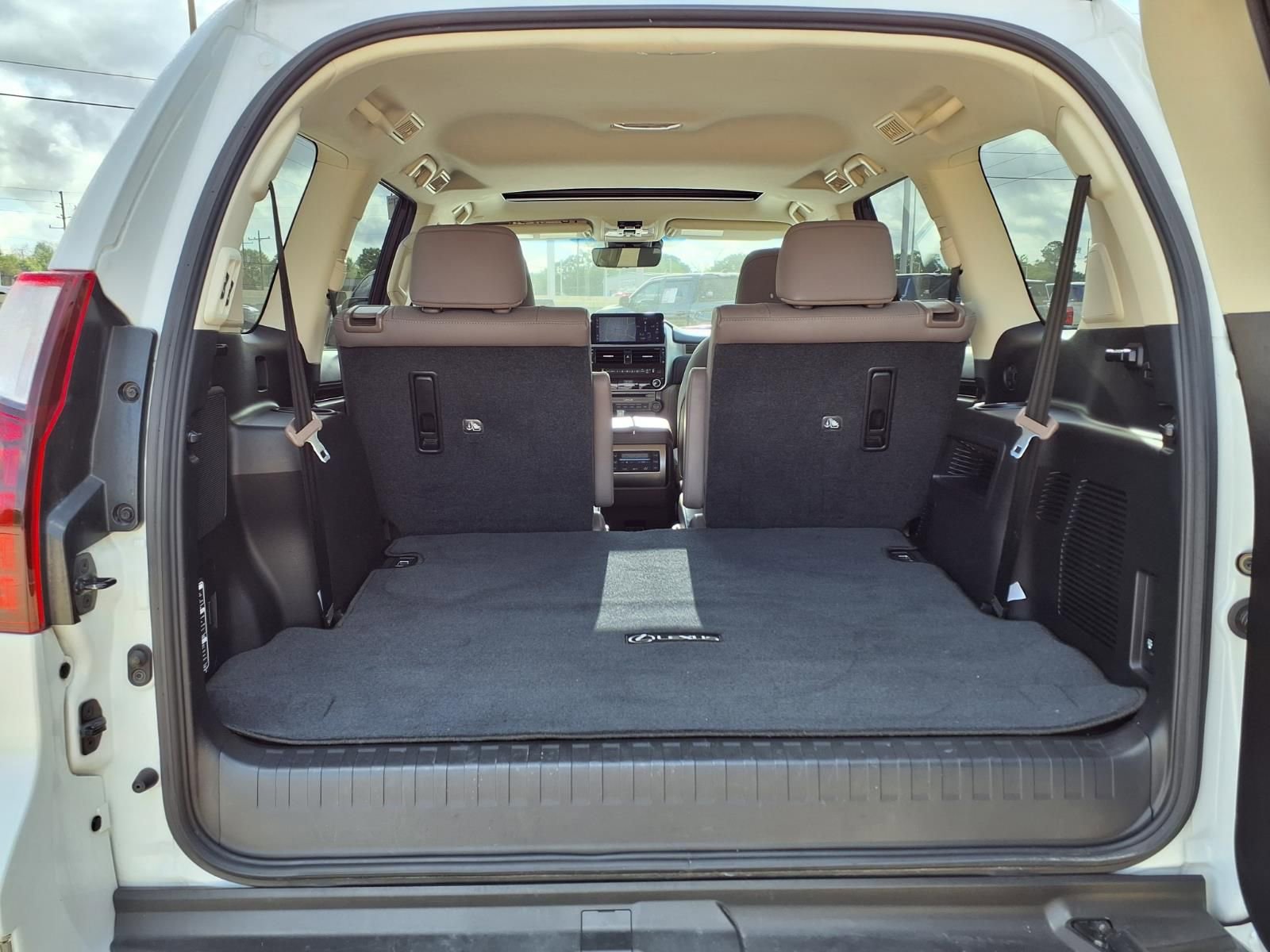 Used 2022 Lexus GX 460 Premium w/ Accessory Package image 8