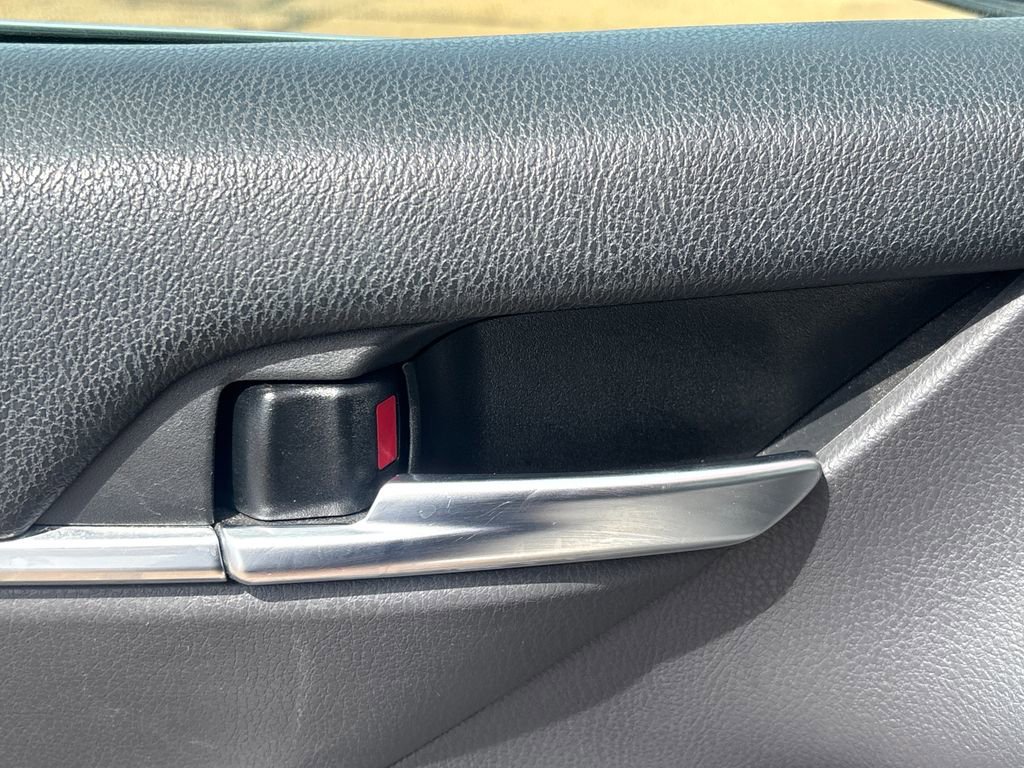 Used 2018 Toyota Camry SE FWD image 7