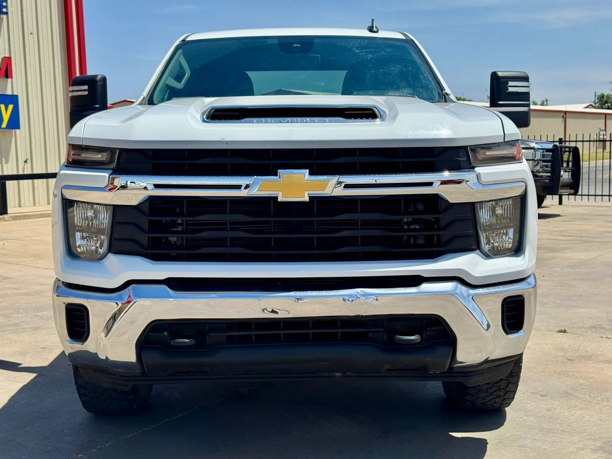 Used 2024 Chevrolet Silverado 2500 LT AWD/4WD image 3