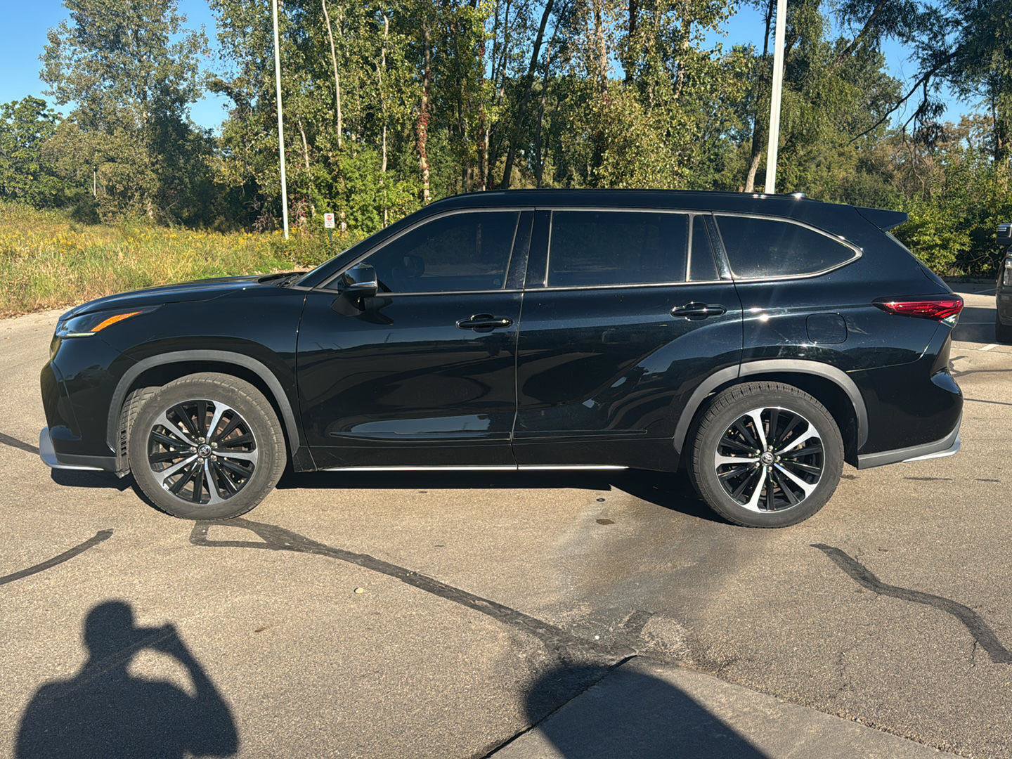 Used 2021 Toyota Highlander XSE AWD/4WD image 2