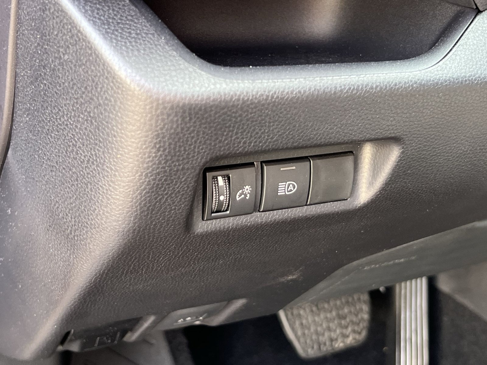 Used 2025 Toyota RAV4 LE FWD image 27