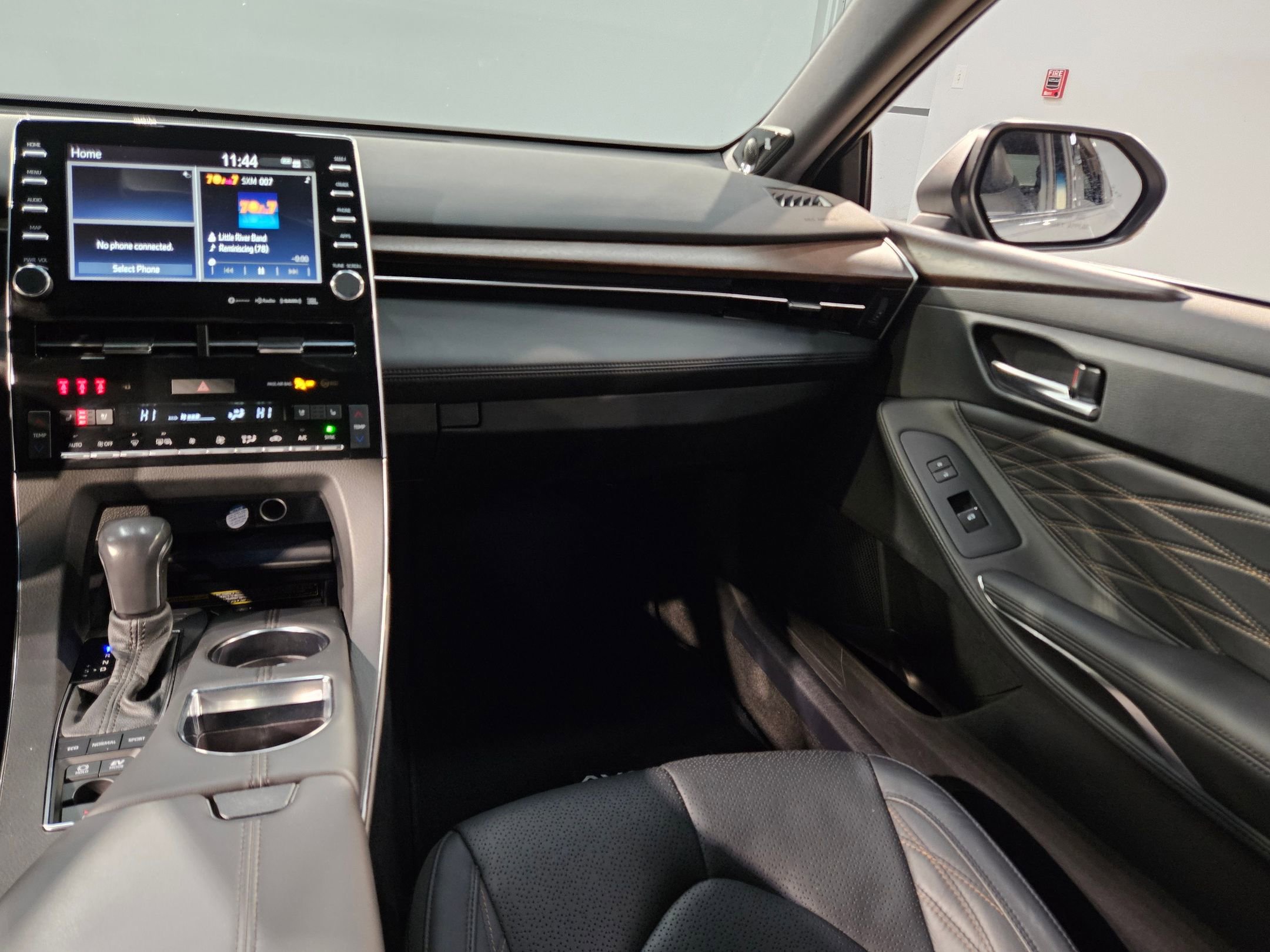 Used 2022 Toyota Avalon Limited image 11