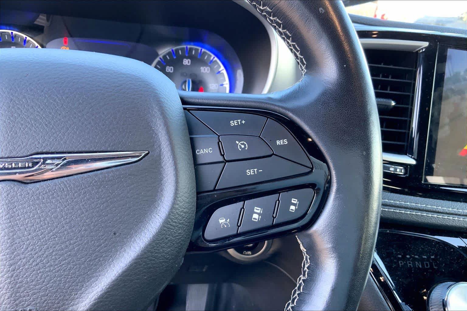 Used 2021 Chrysler Pacifica Touring-L w/ Uconnect Theater Family Group FWD image 22