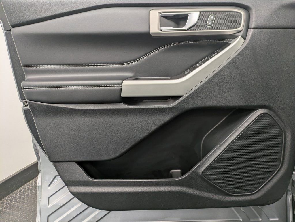 Used 2022 Ford Explorer XLT w/ Equipment Group 202A image 8