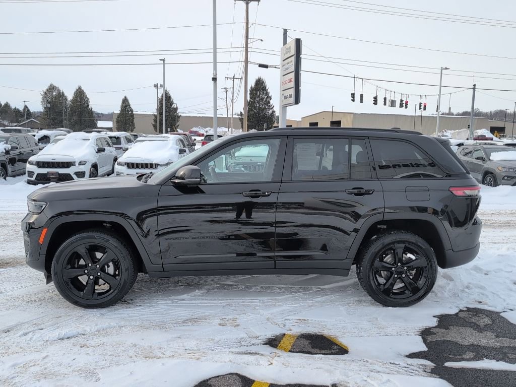 Used 2023 Jeep Grand Cherokee Altitude image 4