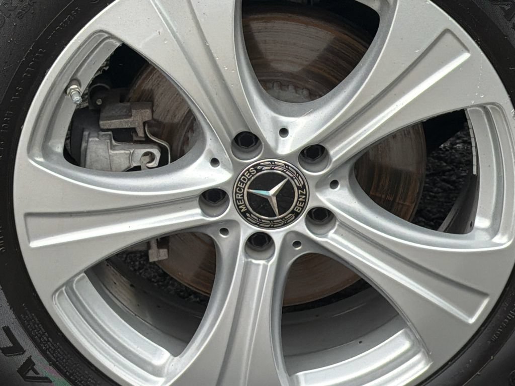 Used 2018 Mercedes-Benz GLC 300 4MATIC image 3