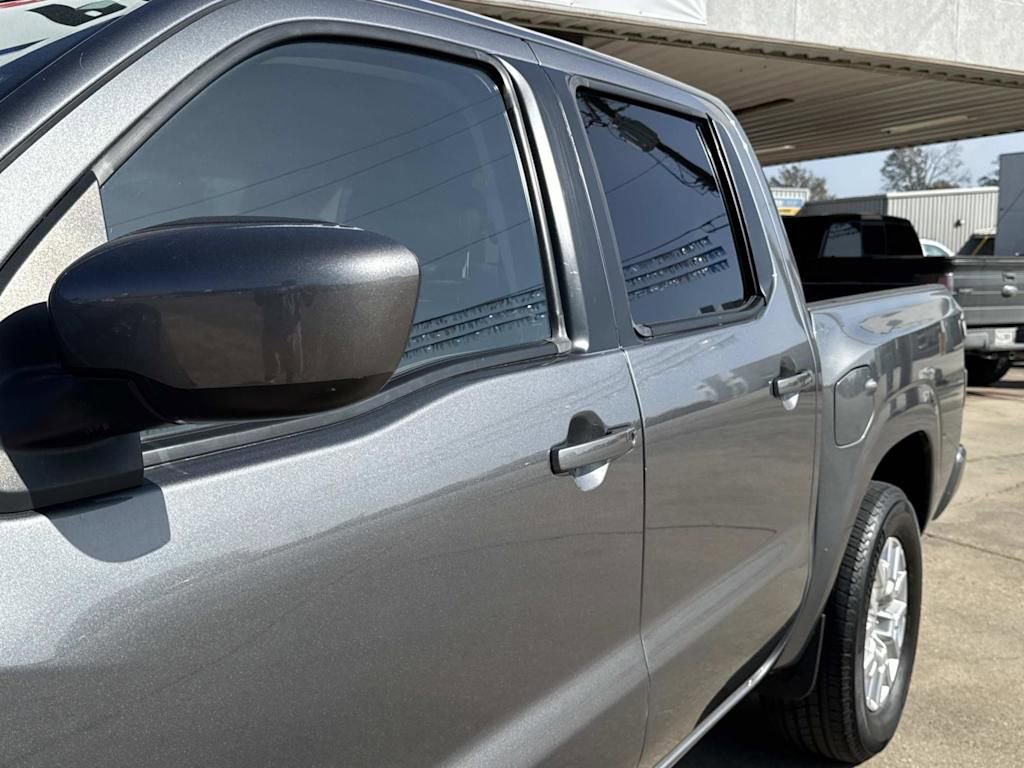 Used 2023 Nissan Frontier SV image 3