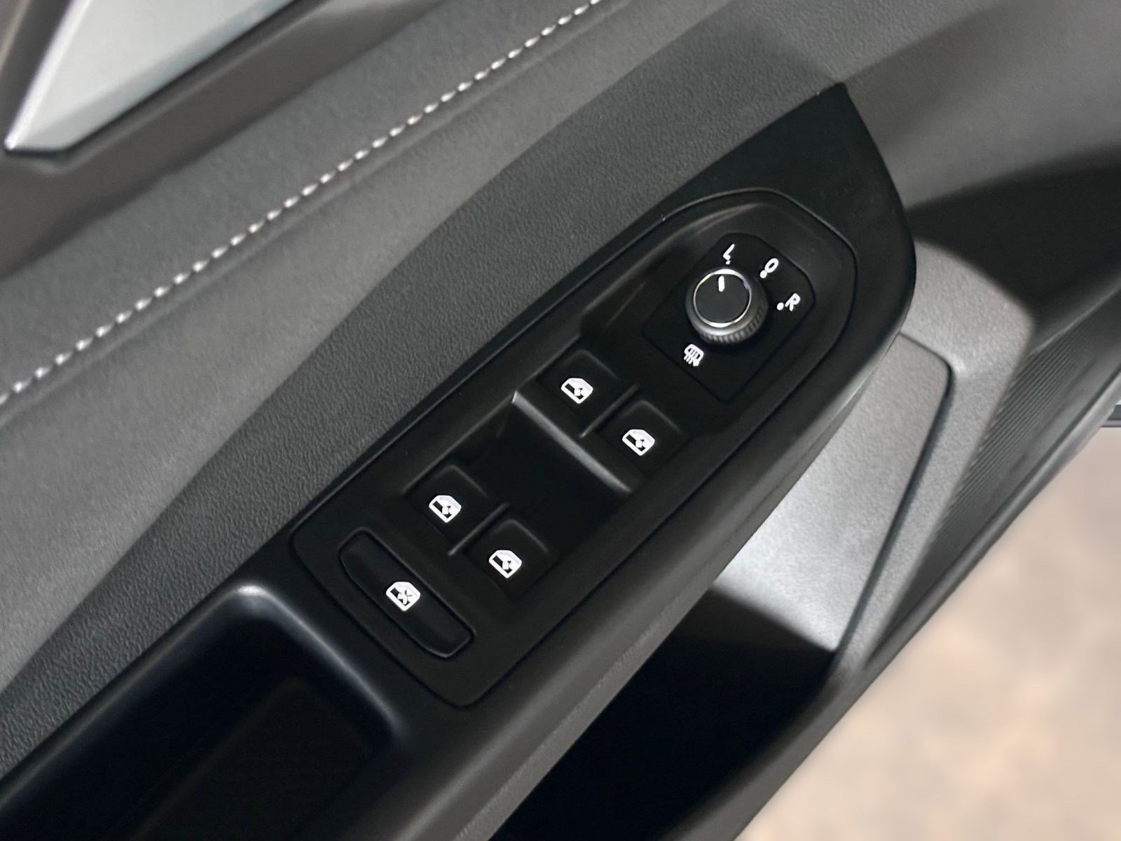 New 2026 Volkswagen Taos SE image 11