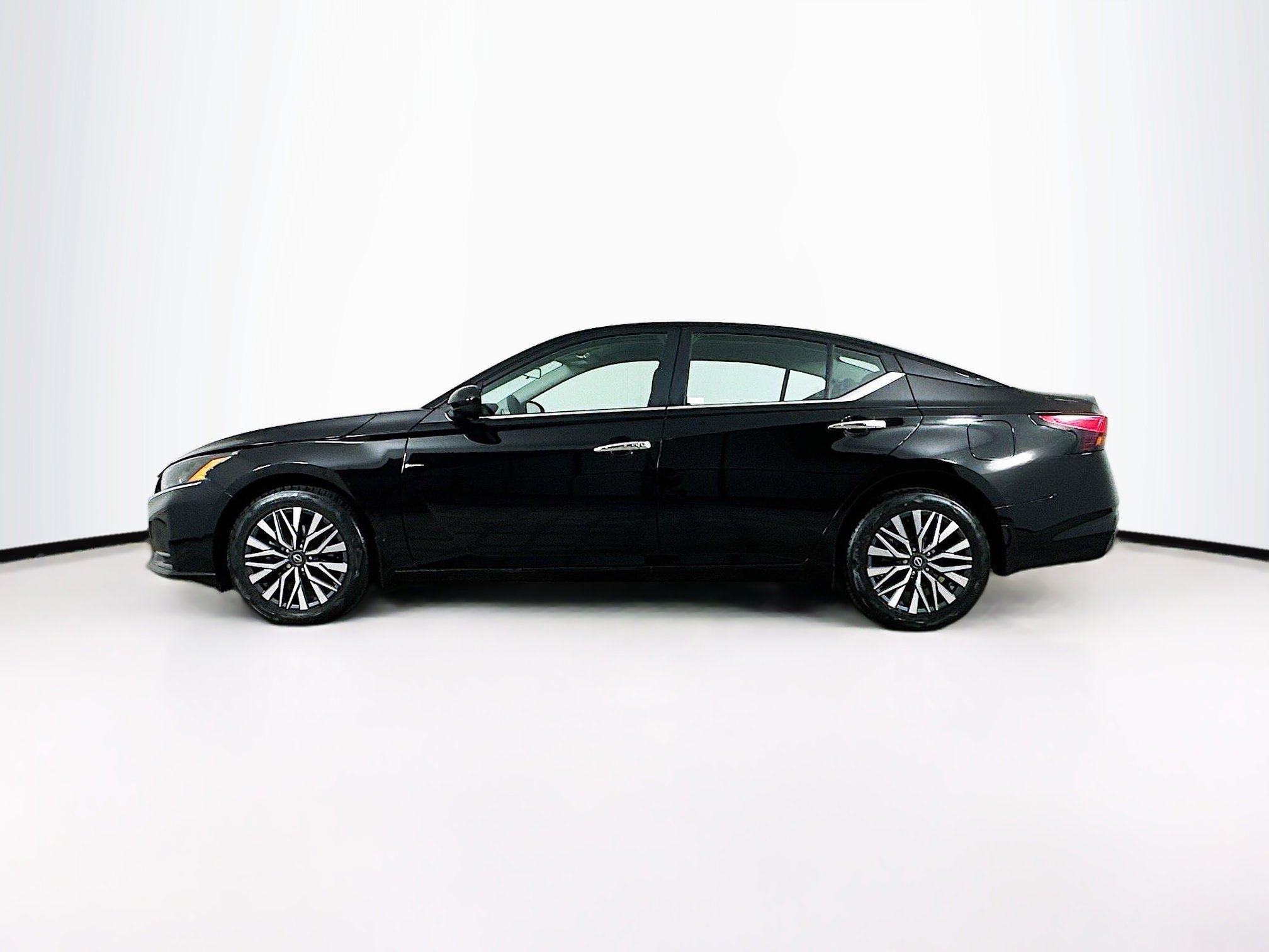 Used 2023 Nissan Altima 2.5 SV image 4
