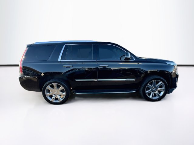 Used 2017 Cadillac Escalade Luxury AWD/4WD image 10