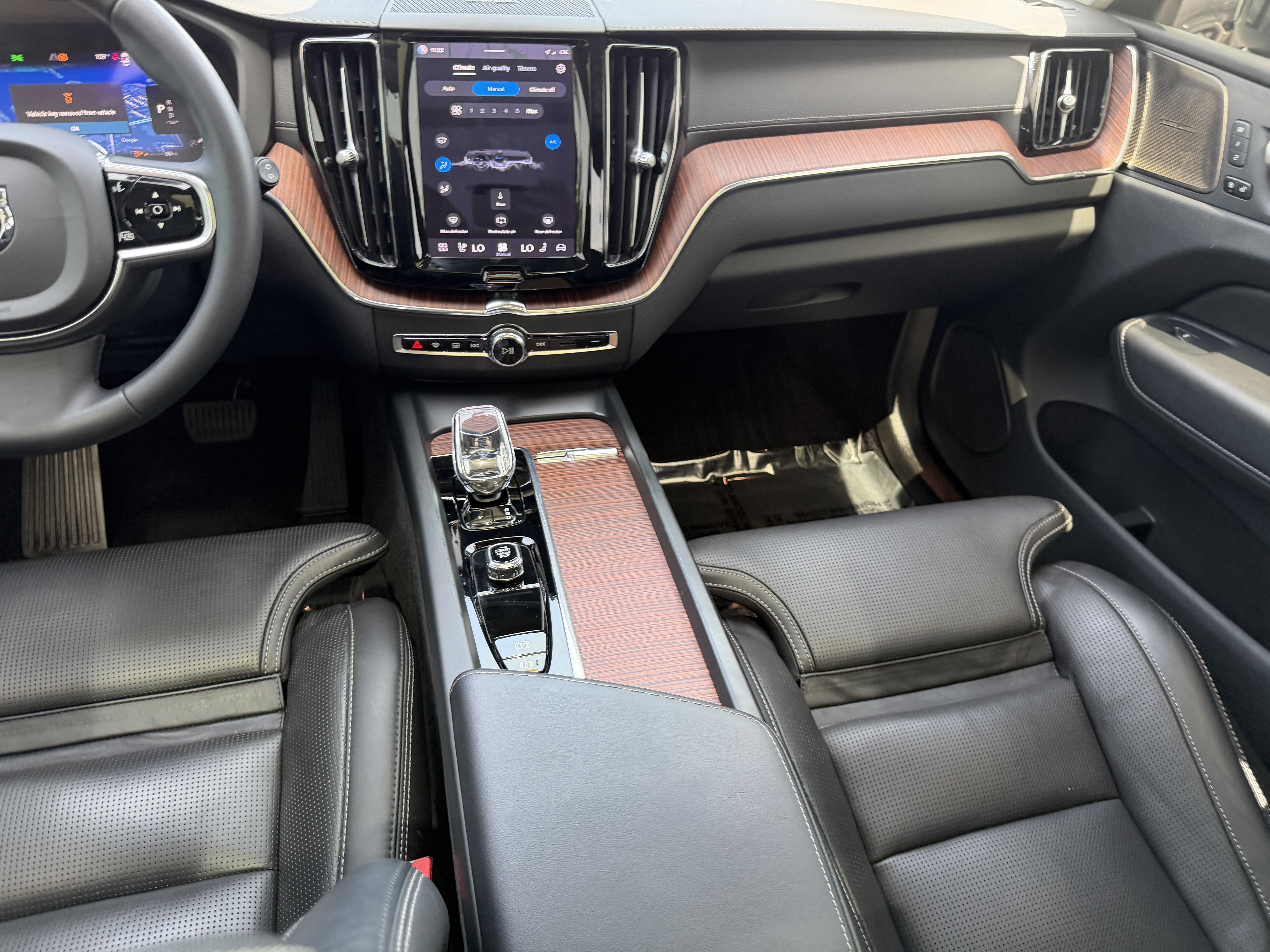 Certified 2023 Volvo XC60 B5 Ultimate w/ Climate Package FWD image 15