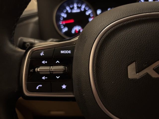 Used 2024 Kia Carnival LX FWD image 16
