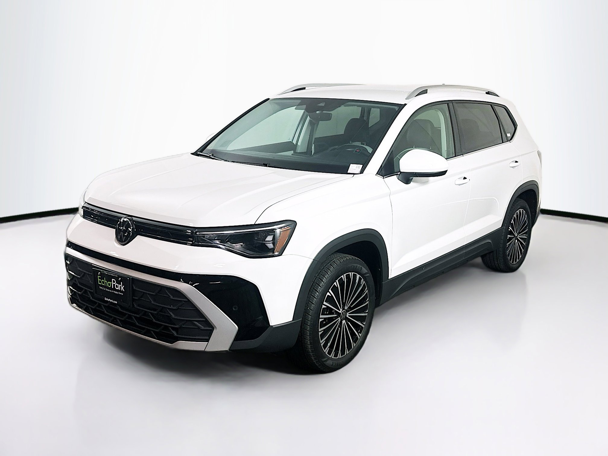 Used 2025 Volkswagen Taos SE FWD image 3