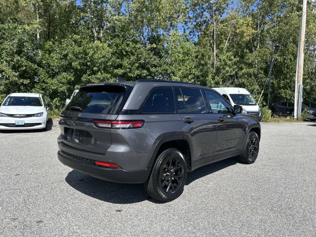 Used 2024 Jeep Grand Cherokee Altitude AWD/4WD image 3