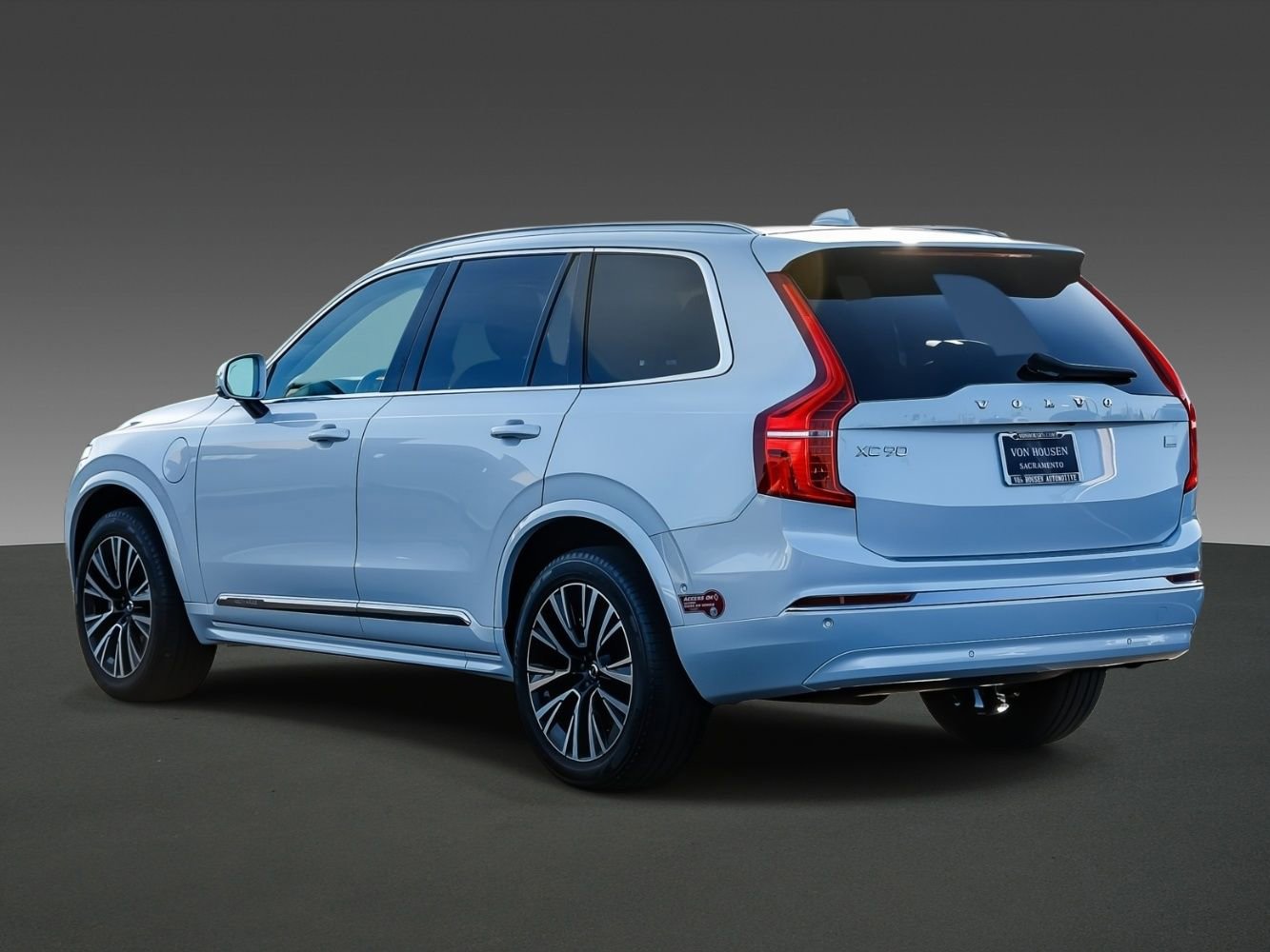 Used 2023 Volvo XC90 T8 Plus image 2