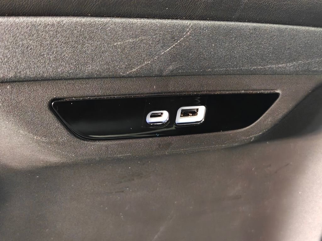 Used 2025 Chrysler Pacifica Limited image 34