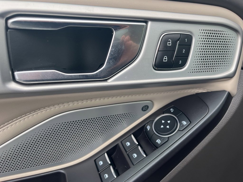 Used 2020 Ford Explorer Platinum w/ Premium Technology Package image 28