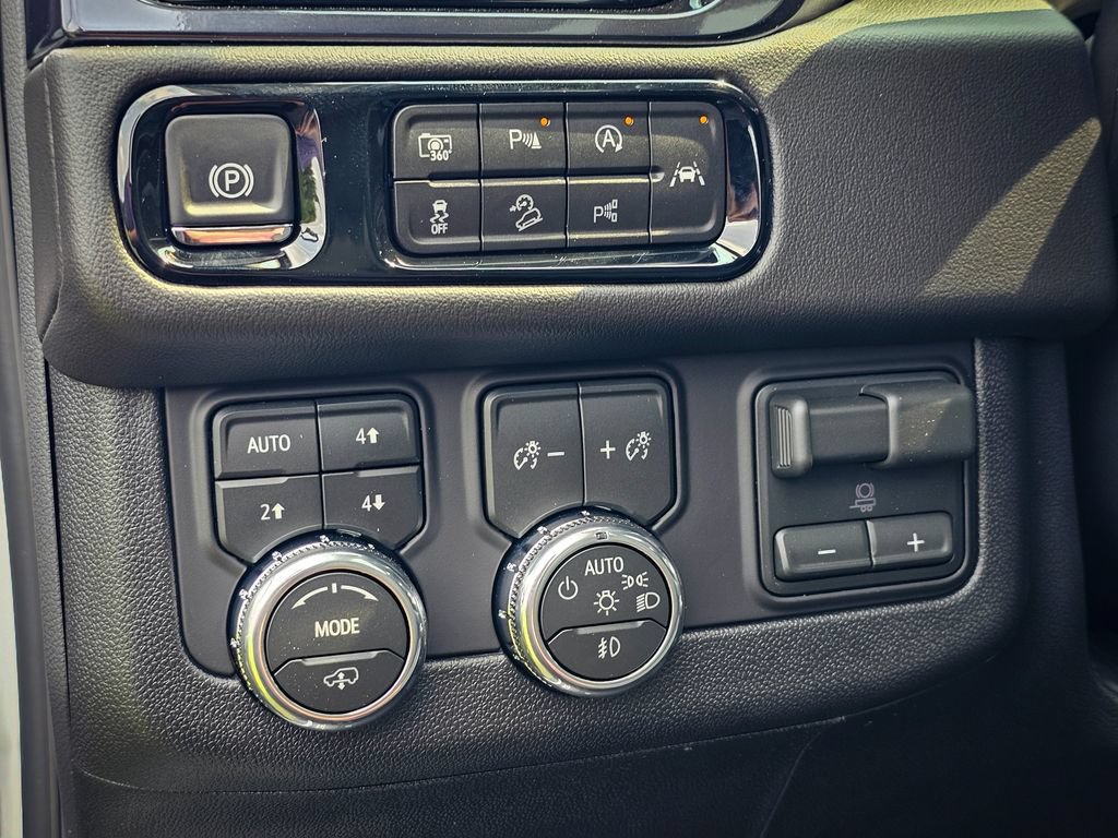 New 2026 GMC Yukon XL AT4 w/ AT4 Premium Plus Package AWD/4WD image 15