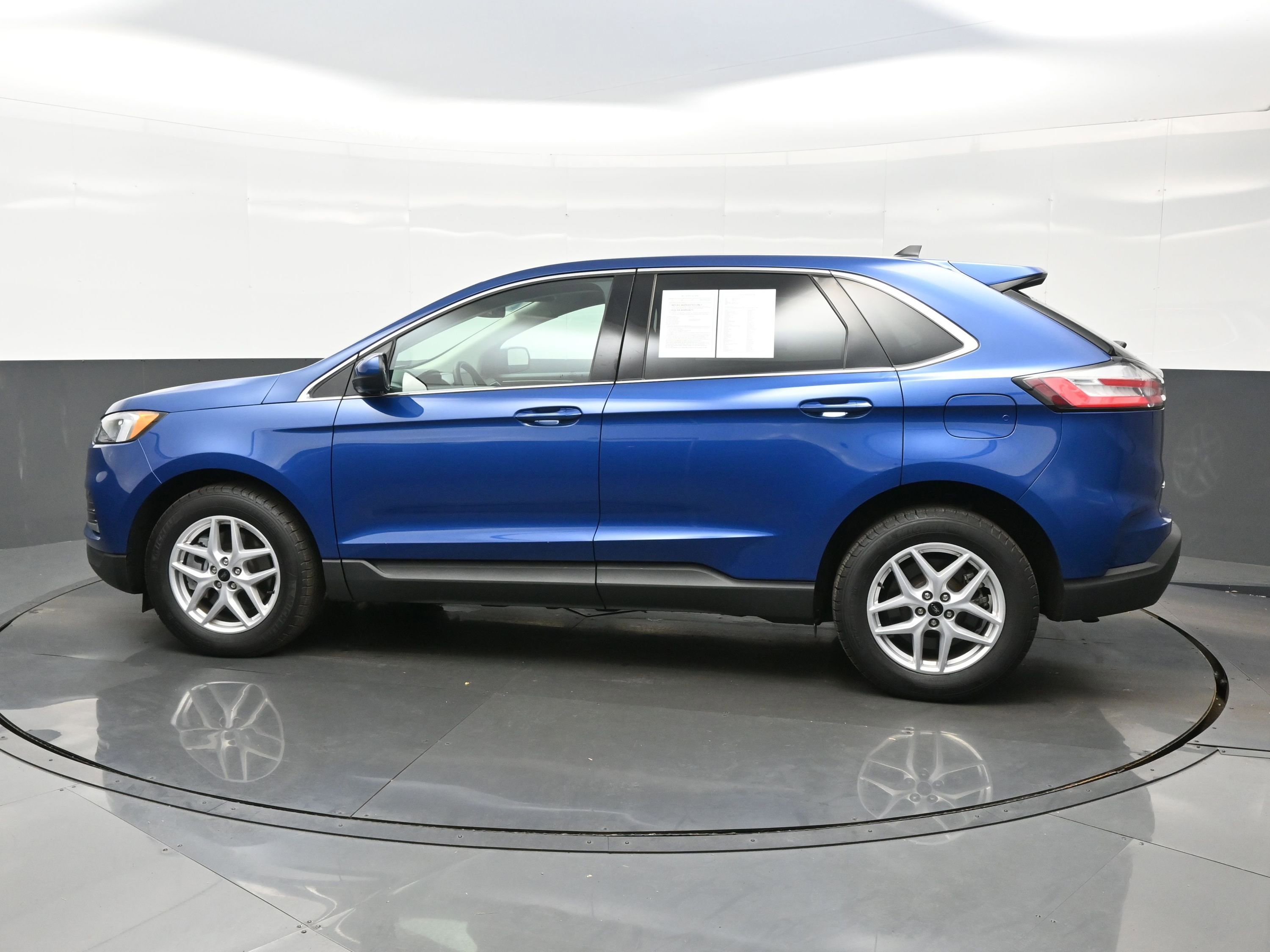 Used 2023 Ford Edge SEL w/ Convenience Package image 3
