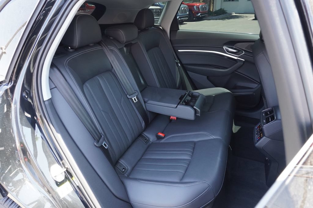 Used 2022 Audi e-tron Premium Plus w/ Premium Plus Package AWD/4WD image 9