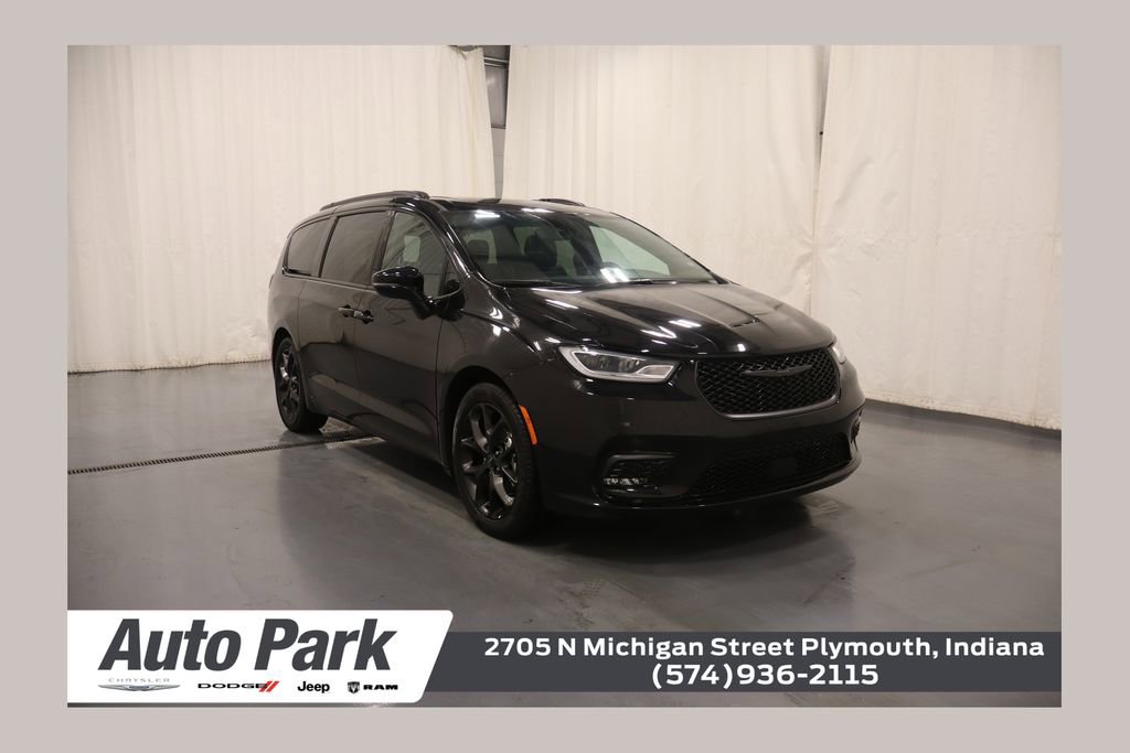 Used 2025 Chrysler Pacifica Limited image 1