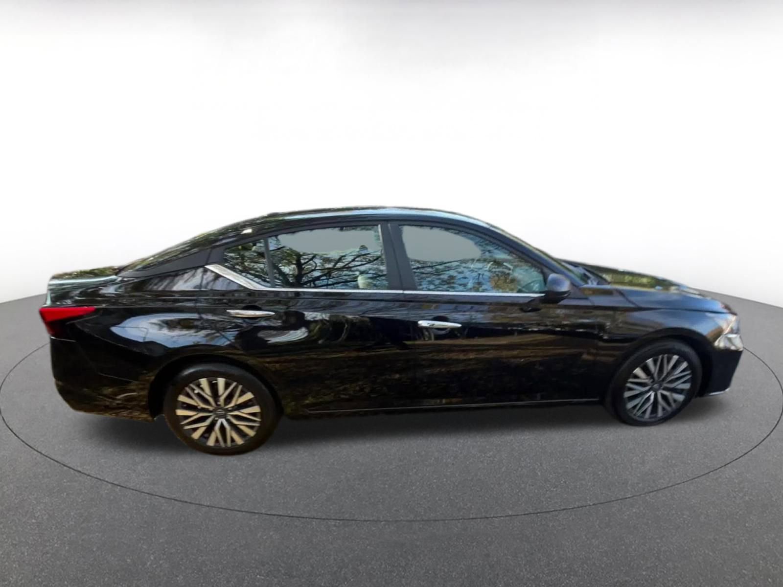 Used 2025 Nissan Altima 2.5 SV image 16