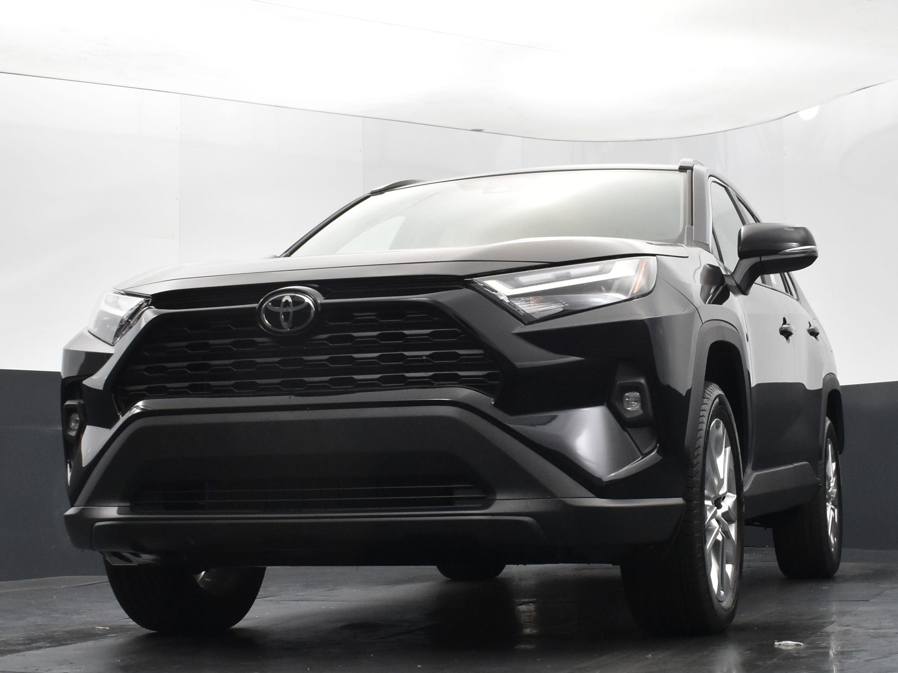 Used 2025 Toyota RAV4 XLE Premium image 36