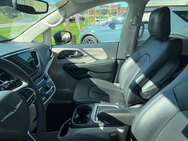 Certified 2024 Chrysler Pacifica Touring-L FWD image 4