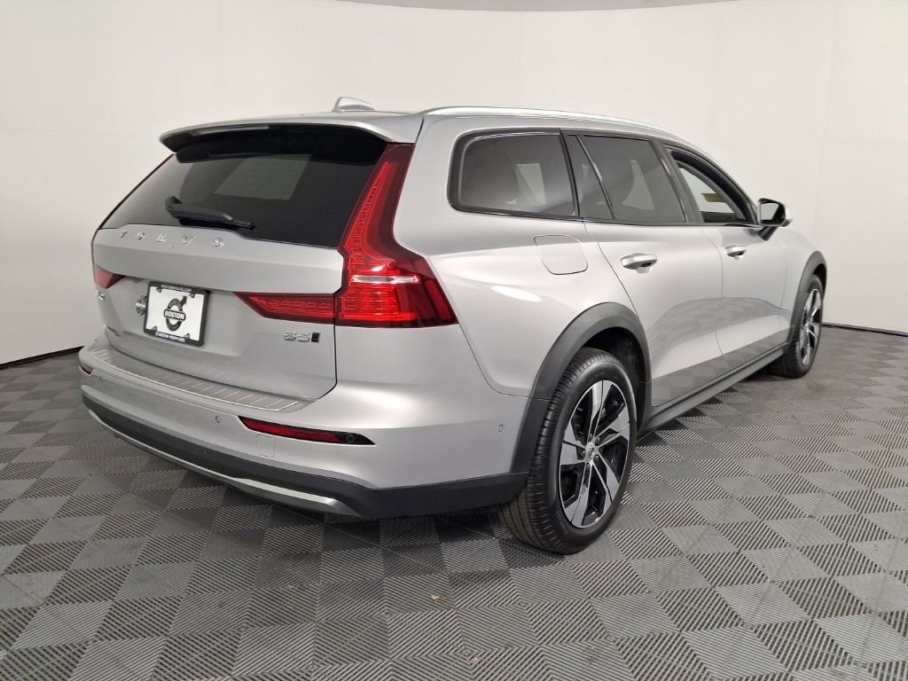 Certified 2025 Volvo V60 B5 Cross Country Plus AWD/4WD image 10