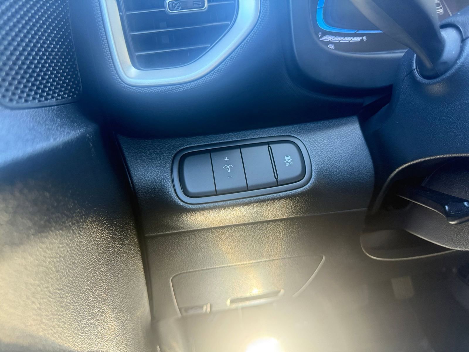 Used 2025 Hyundai Venue SEL image 36