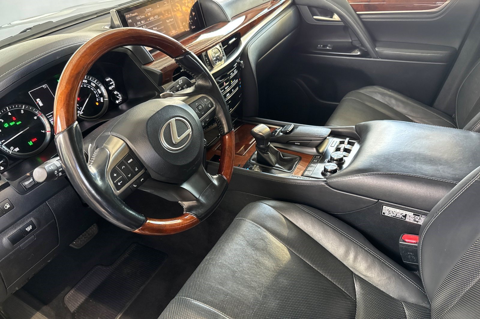 Used 2017 Lexus LX 570 4WD w/ Luxury Package image 11