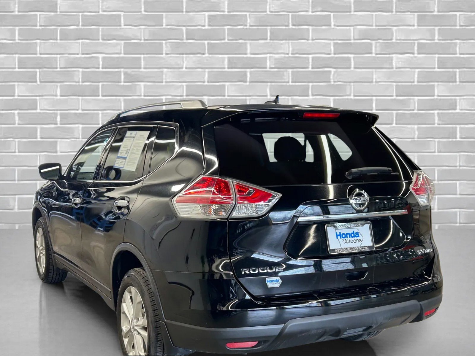 Used 2015 Nissan Rogue SV image 2