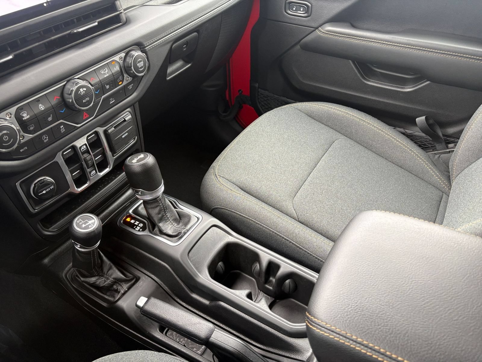 Used 2025 Jeep Wrangler Unlimited Sahara AWD/4WD image 41