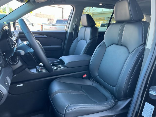 Used 2025 Honda Pilot Touring image 10